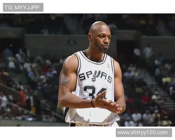 大学篮球场上的明星球员与他们的传奇故事